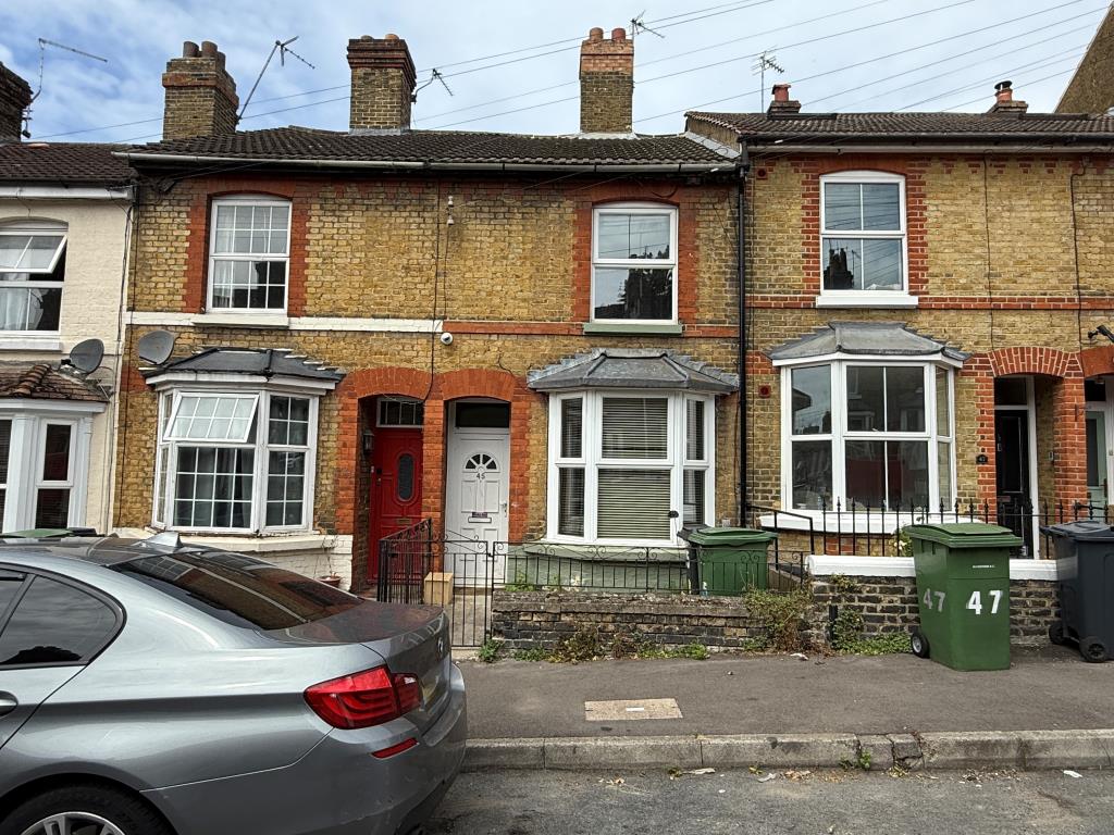Lot: 44 - MID-TERRACE HOUSE FOR INVESTMENT - Mid-terrace house